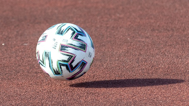 利物浦决定出售萨拉赫，高层认为其已造成不可挽回损失，计划启用塞梅尼奥替代。